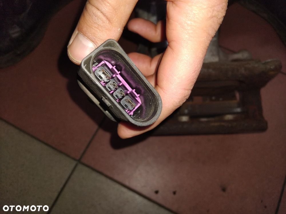 Audi A8 D3 zacisk hamulcowy tył elektyczny   Lewy lub prawy 4 pin - 6