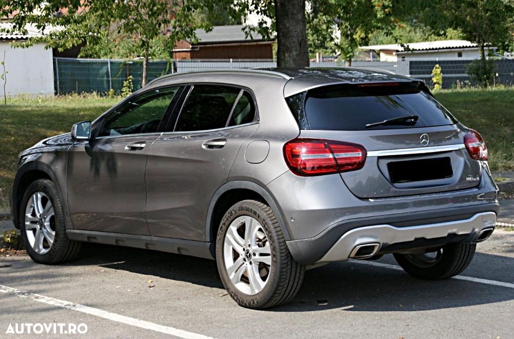 Mercedes-Benz GLA 220 d 4Matic 7G-DCT - 4