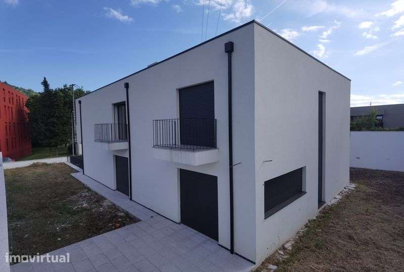 Moradia T4+1 com piscina - Grande imagem: 2/8