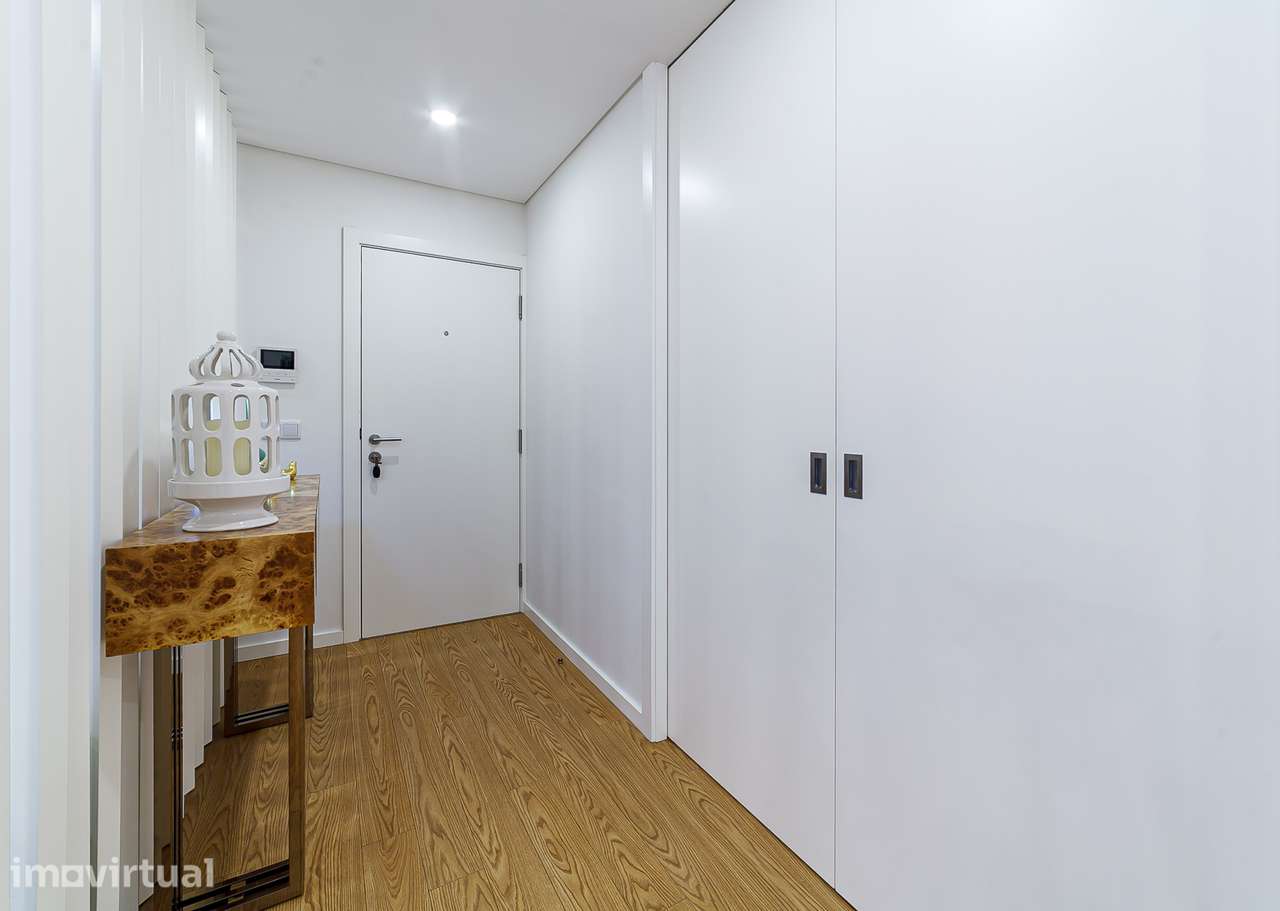 Exclusivo apartamento T3+1 seminovo, com 190m2, três frentes e box - Grande imagem: 2/42
