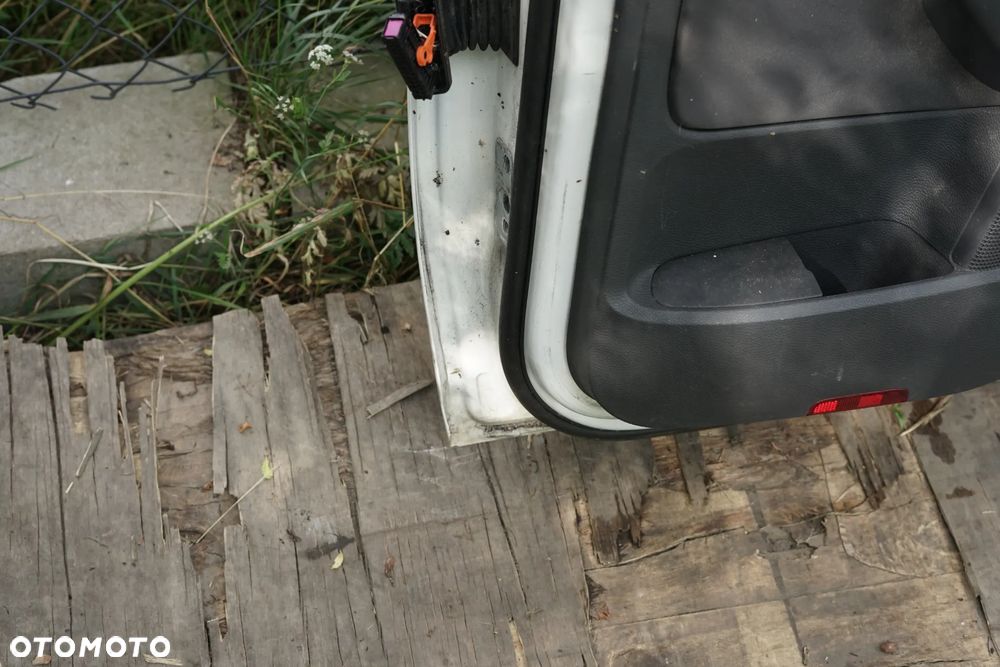 Drzwi tył tylne prawe Volkswagen Golf V Kombi LB9A - 11