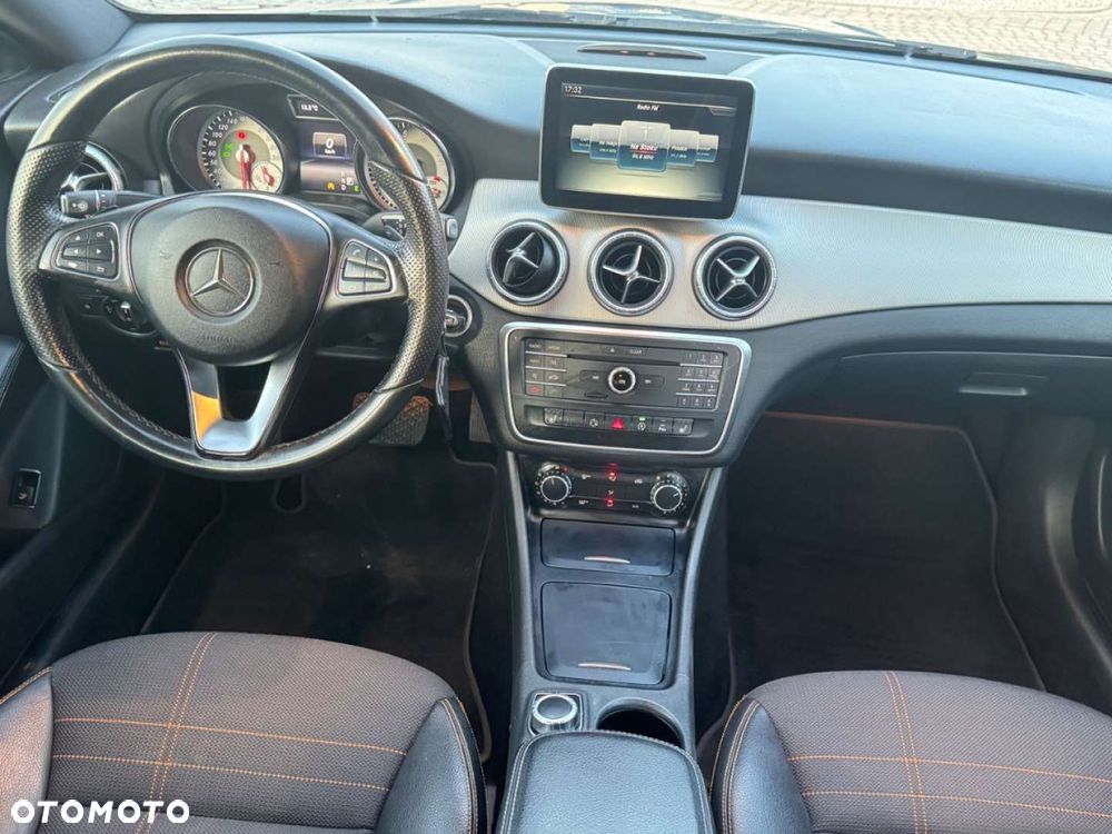 Mercedes-Benz CLA 200 7G-DCT Orange Art Edition - 3