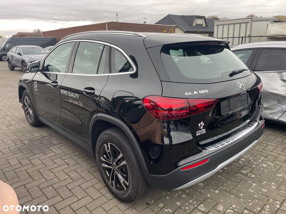 Mercedes-Benz GLA - 4