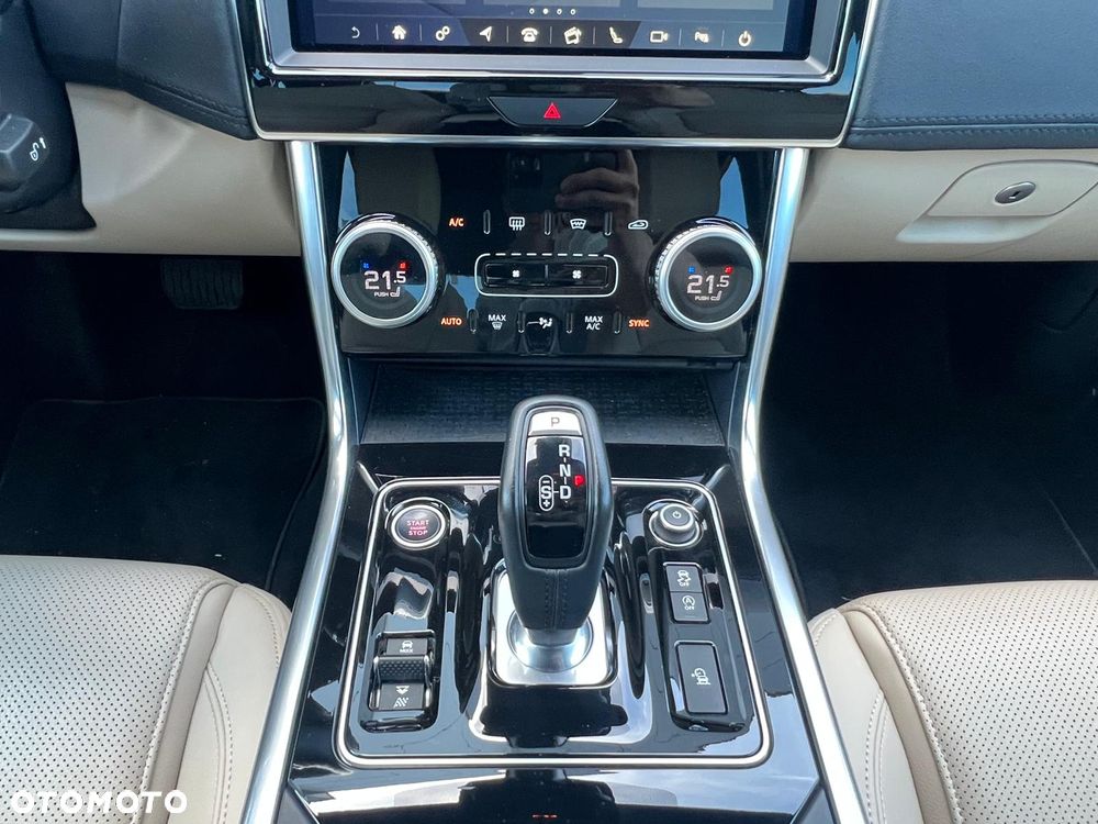Jaguar XE - 17