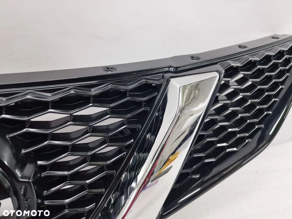 NISSAN QASHQAI J11 ATRAPA / GRILL PRZEDNI PRZÓD NA / POD KAMERĘ , NR 62310-4EA0D / 62310-4EM0D , NR AUKCJI GL265 - 9