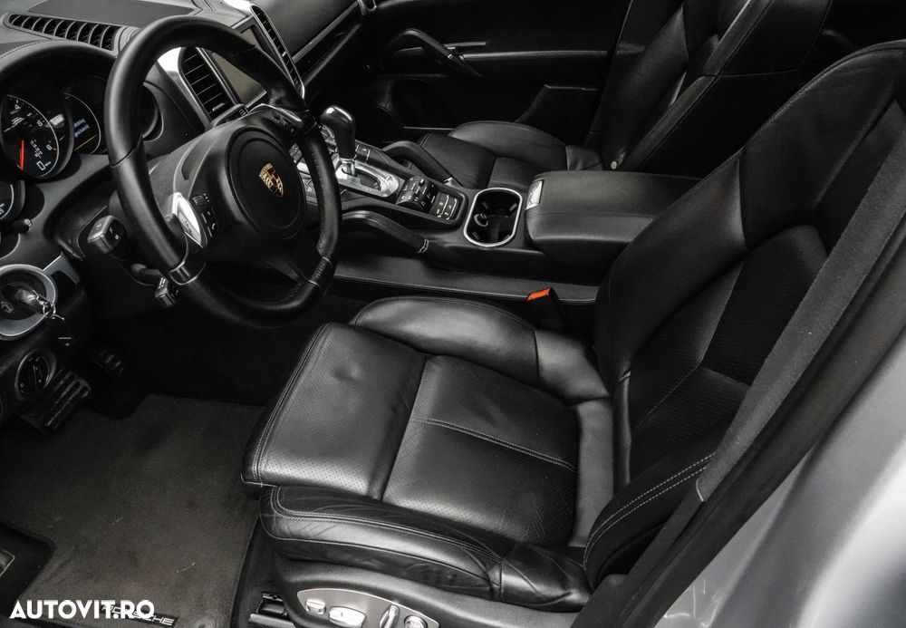 Porsche Cayenne 3.0 L V6 - 12