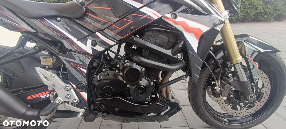 Suzuki GSR - 17
