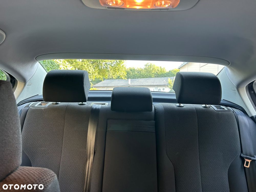 Volkswagen Passat 1.6 FSI Comfortline - 15