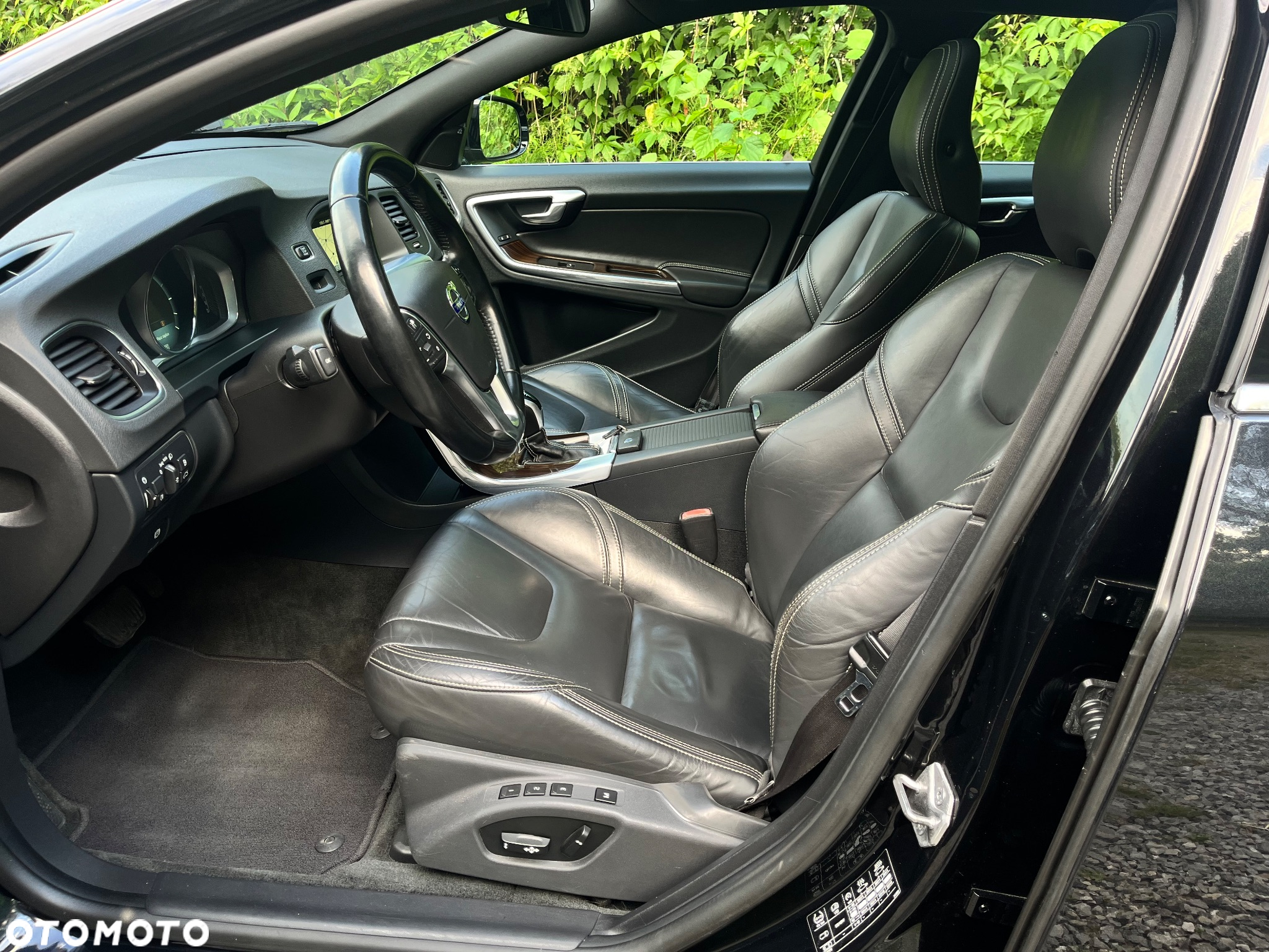 Volvo V60 D6 AWD Plug-in Hybrid R-Design Summum - 20