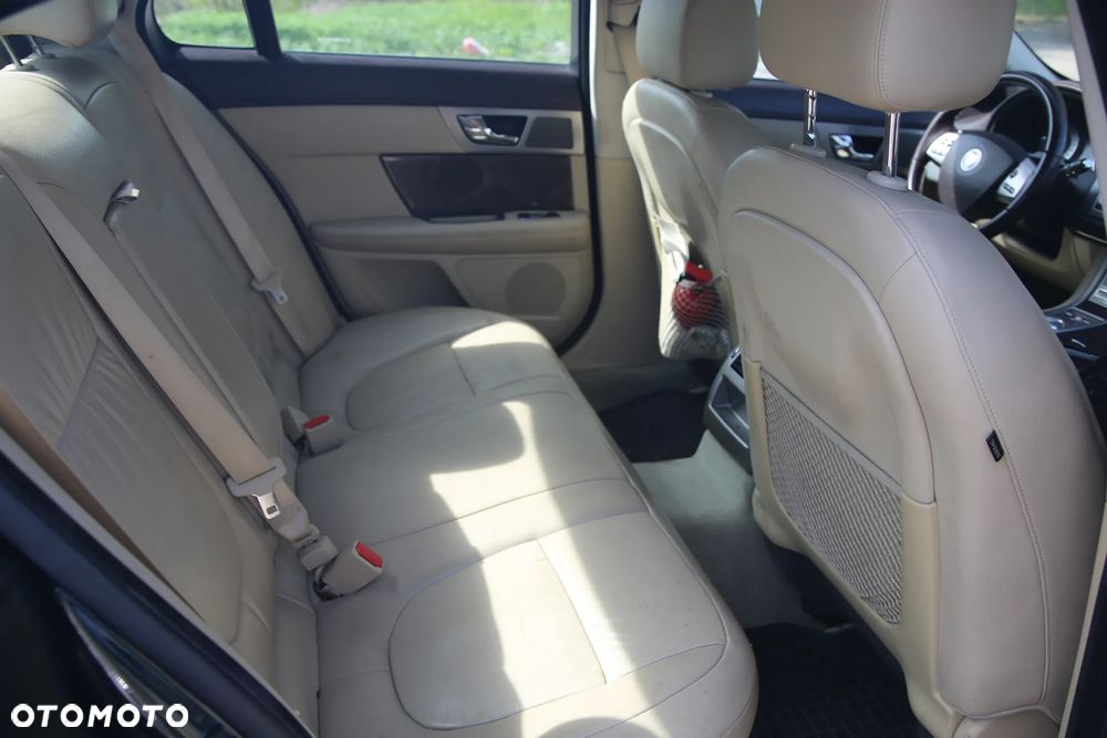 Jaguar XF 2.7 V6 D Luxury - 13