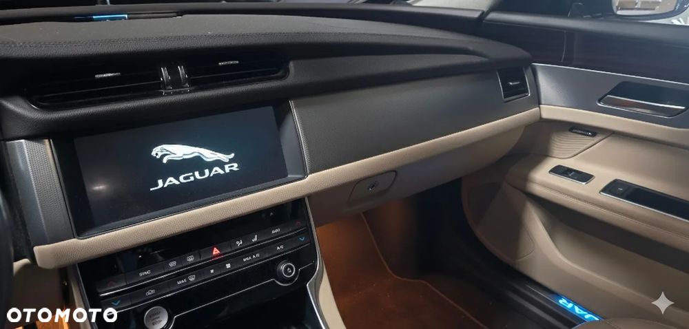 Jaguar XF 2.0 T Prestige - 8
