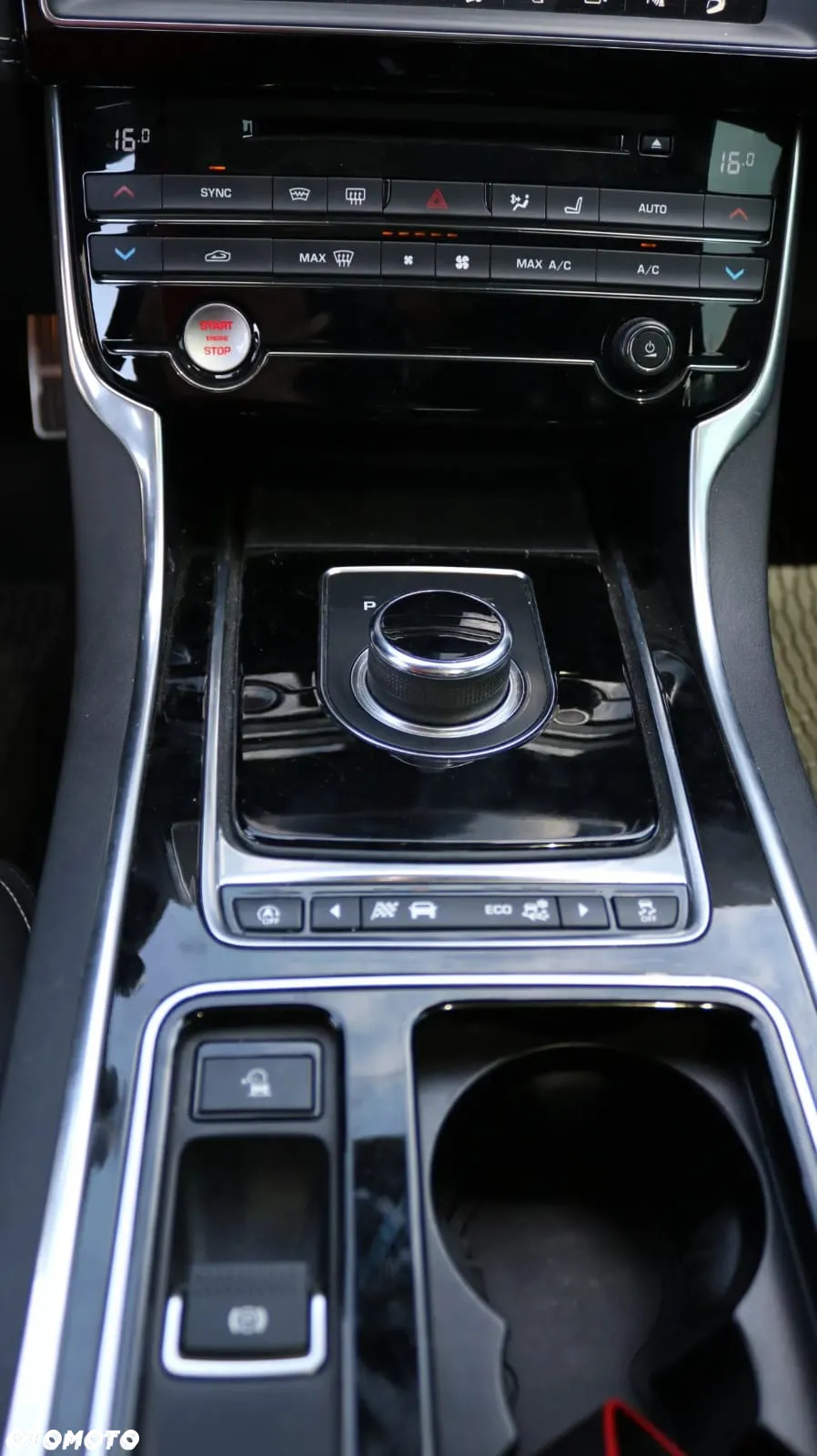 Jaguar XE S - 12
