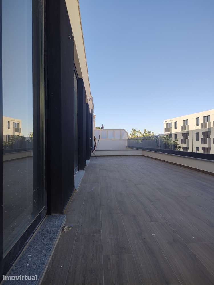 T2 c/ bom terraço, garagem, em Sto Ovídio futura estação da Linha Rubi - Grande imagem: 4/26