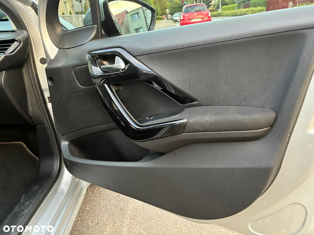 Peugeot 208 - 24