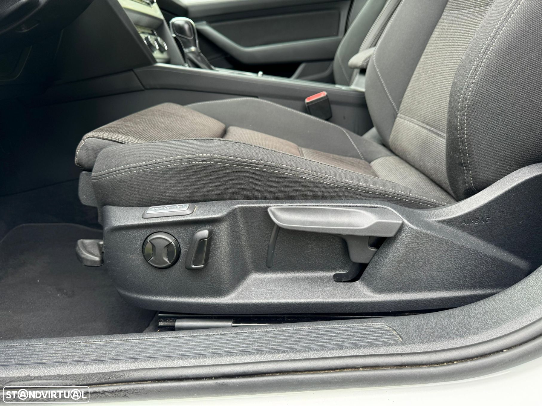 VW Passat 1.6 TDI Business DSG - 23