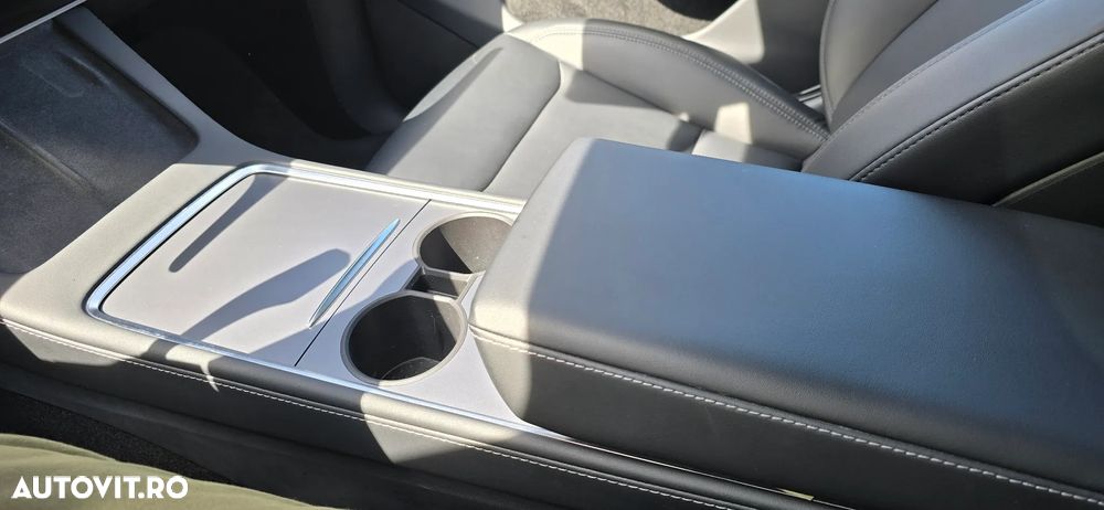 Tesla Model Y - 7