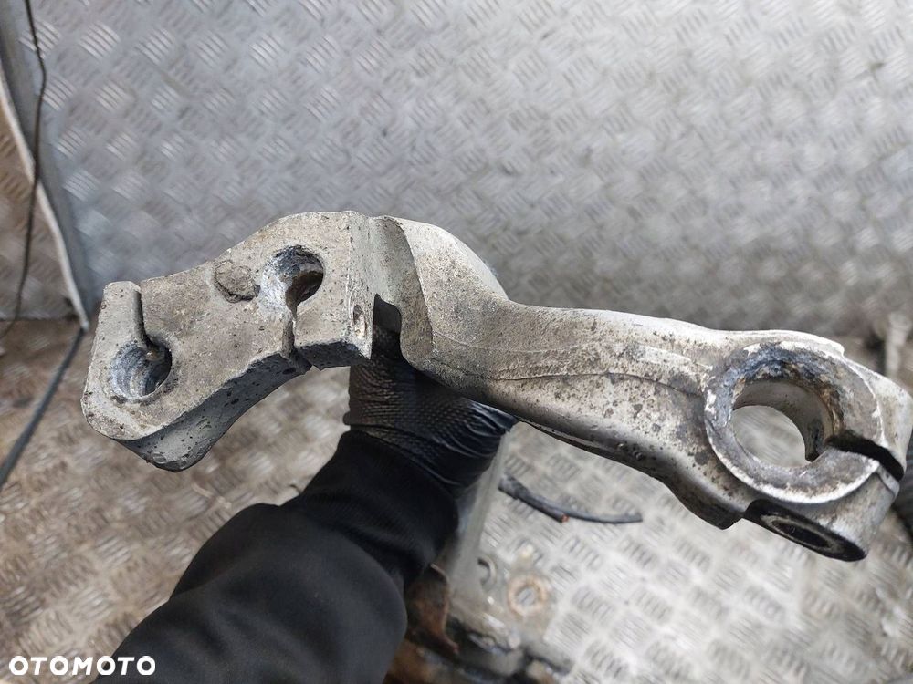 PIASTA ZWROTNICA LEWY PRZÓD AUDI A8 D3 3.0 TDI - 4