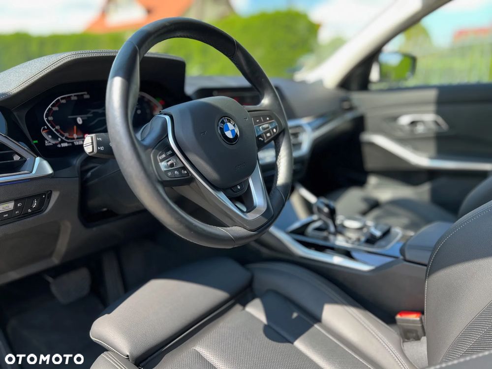 BMW Seria 3 320d xDrive Luxury Line sport - 31