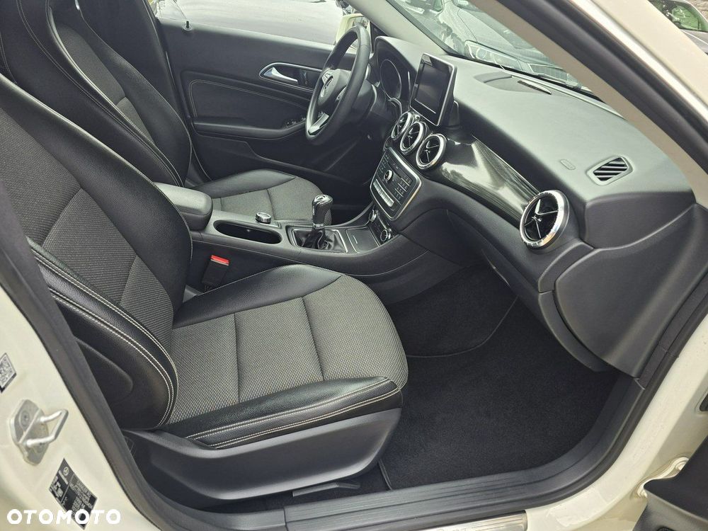 Mercedes-Benz CLA Shooting Brake 180 d - 9
