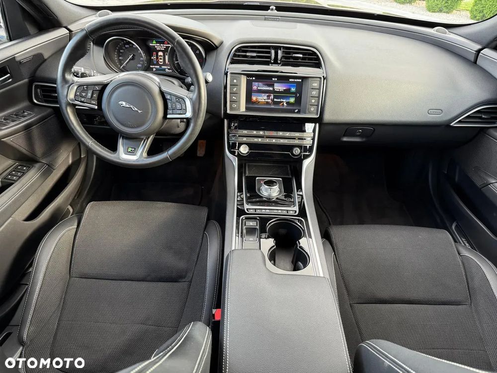 Jaguar XE 2.0 D R-Sport - 33