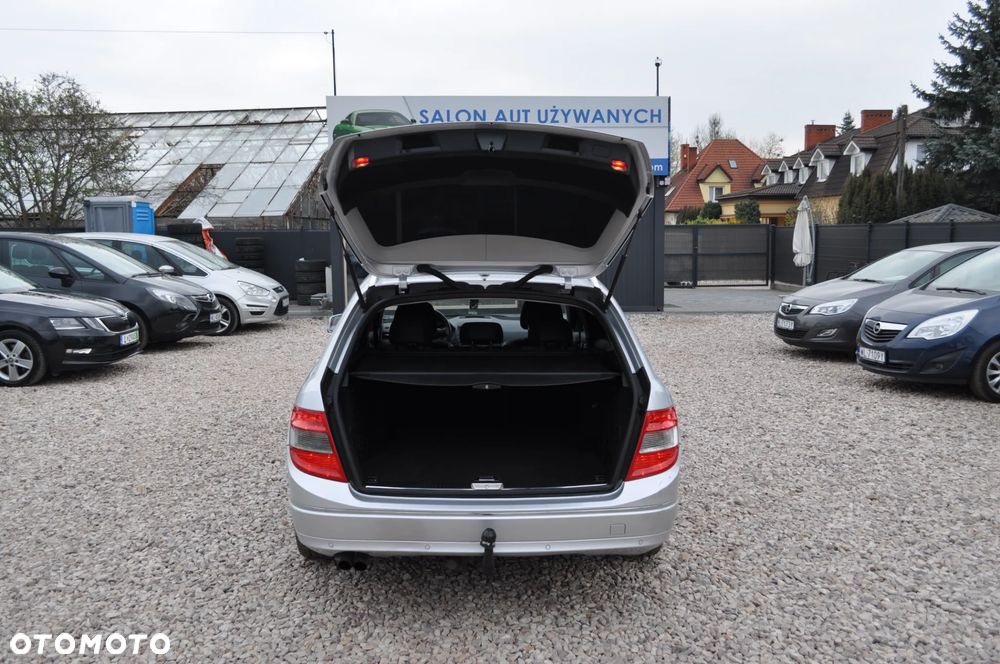 Mercedes-Benz Klasa C 180 CGI Automatik BlueEFFICIENCY Avantgarde - 32