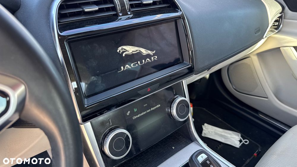 Jaguar XE 2.0 D Prestige - 25