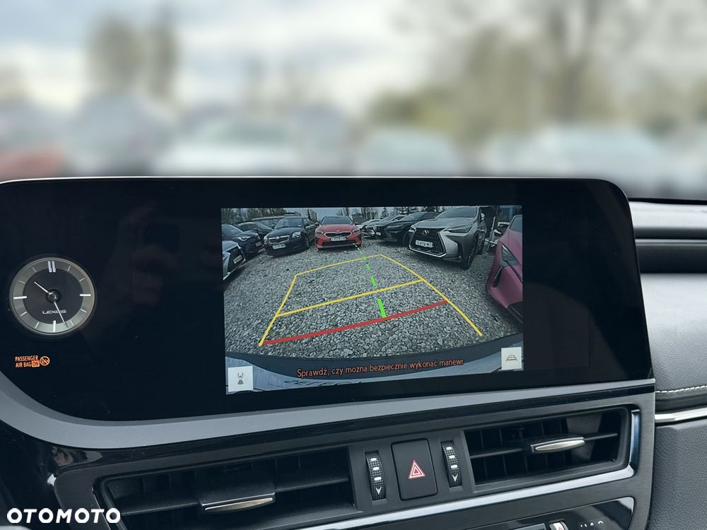 Lexus ES 300h Business Edition - 22