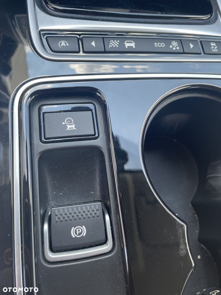Jaguar XE 2.0 D Portfolio - 17