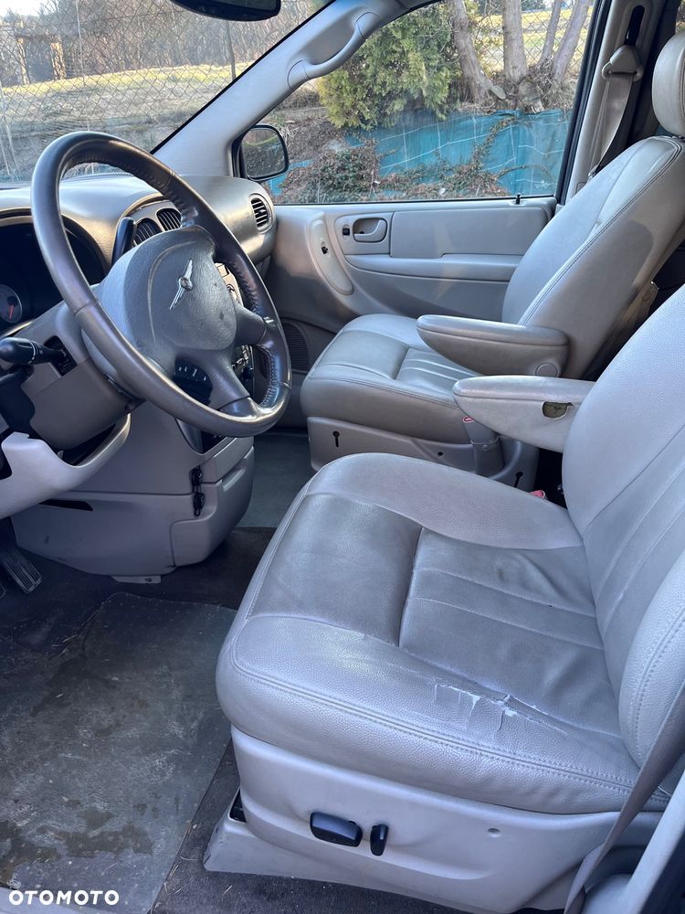 Chrysler Town & Country - 12