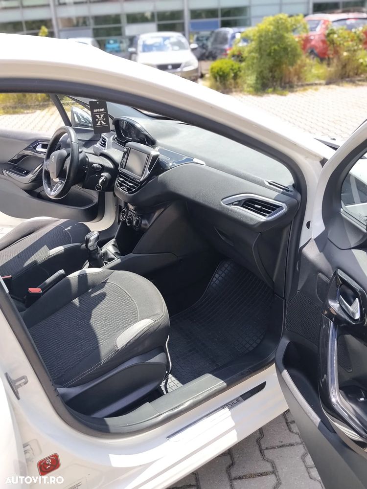 PEUGEOT 208 2015 — imagine 12
