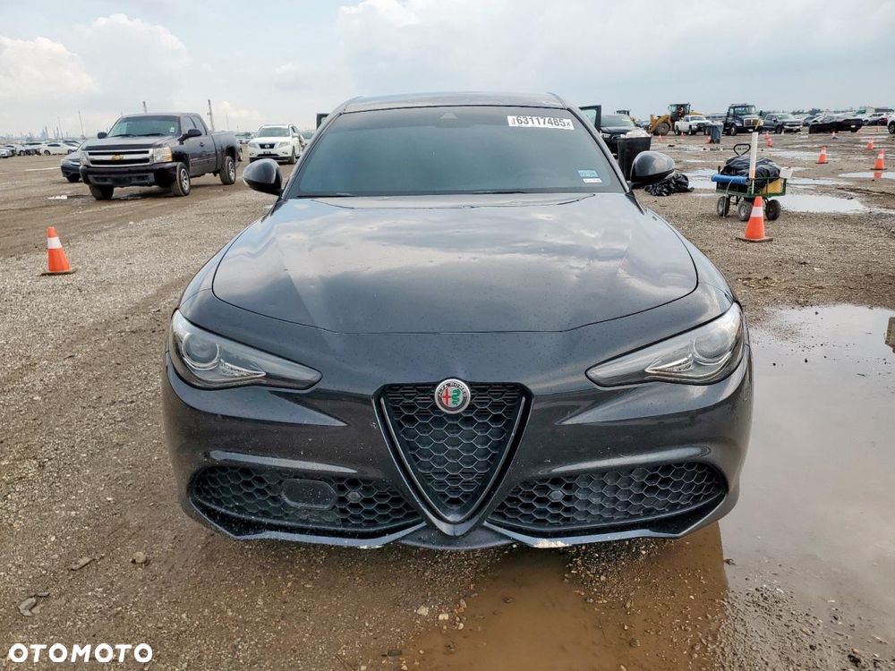 Alfa Romeo Giulia Ti - 5