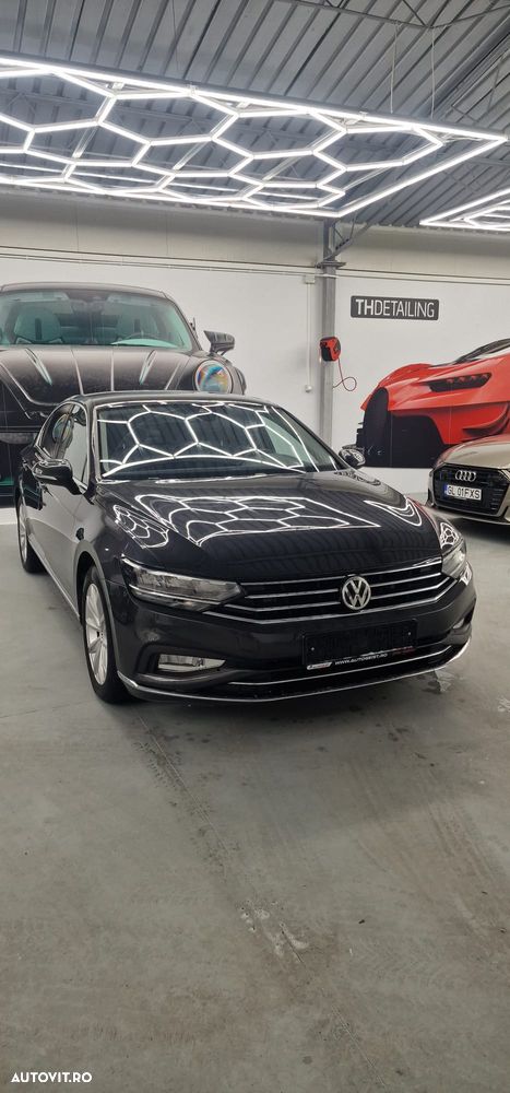 Volkswagen Passat - 1