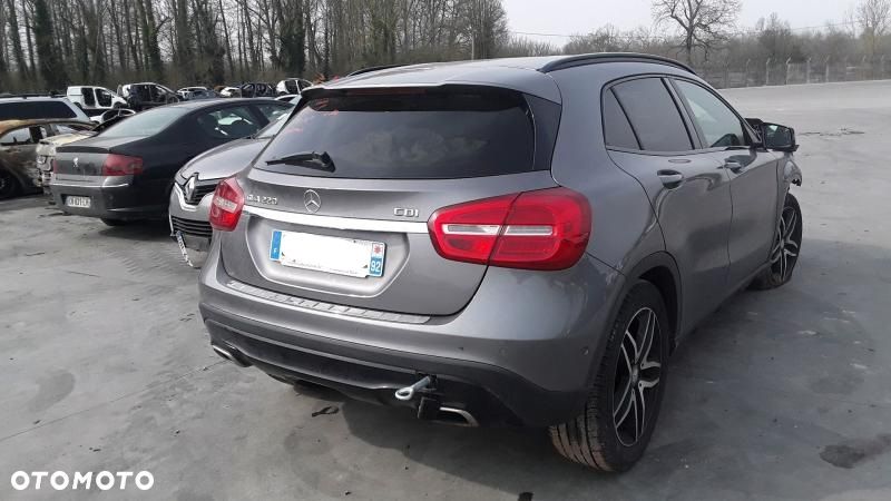 Mercedes-Benz GLA 220 d 7G-DCT - 4