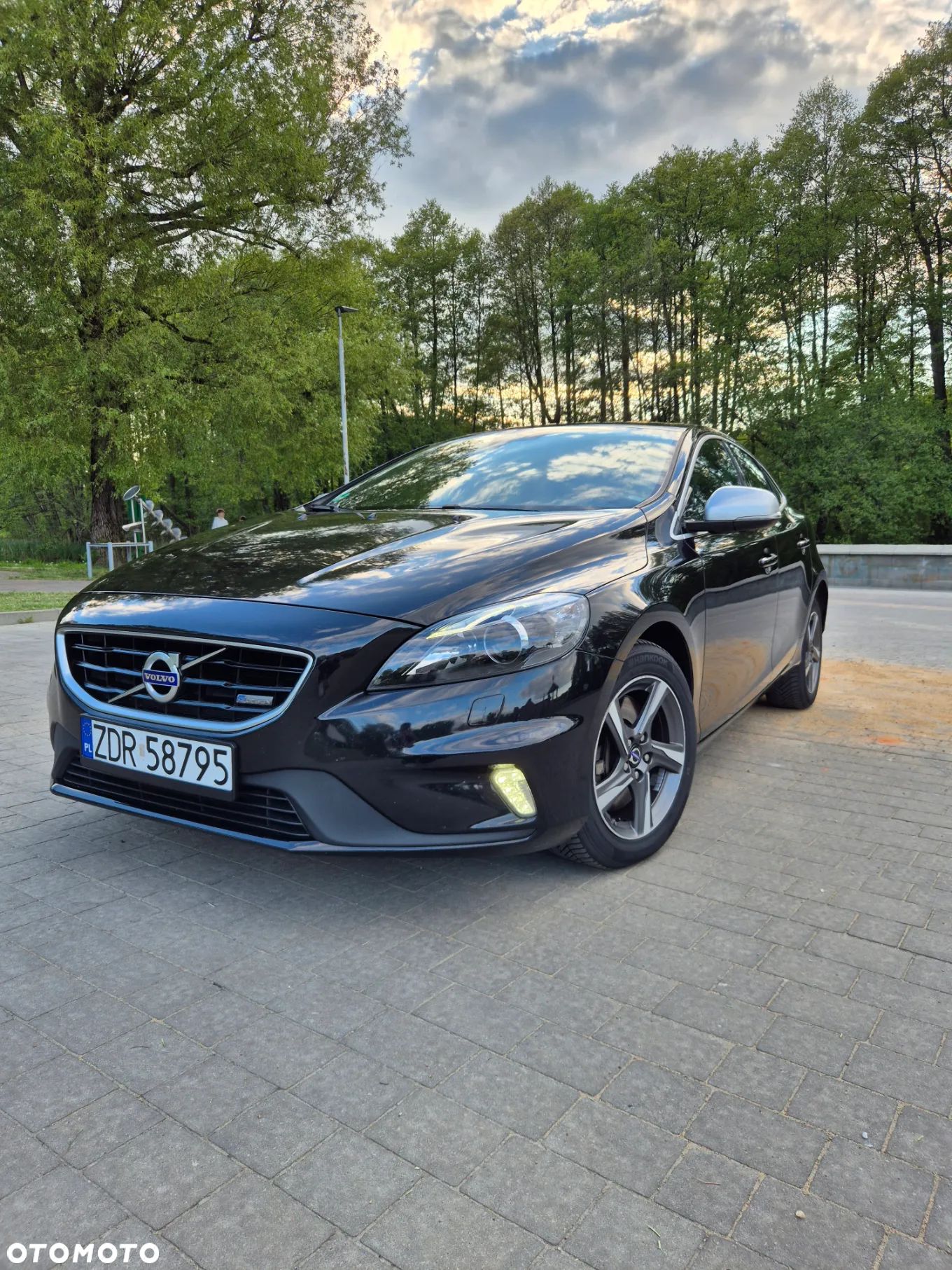 Volvo V40 D4 Drive-E R-Design Summum - 1