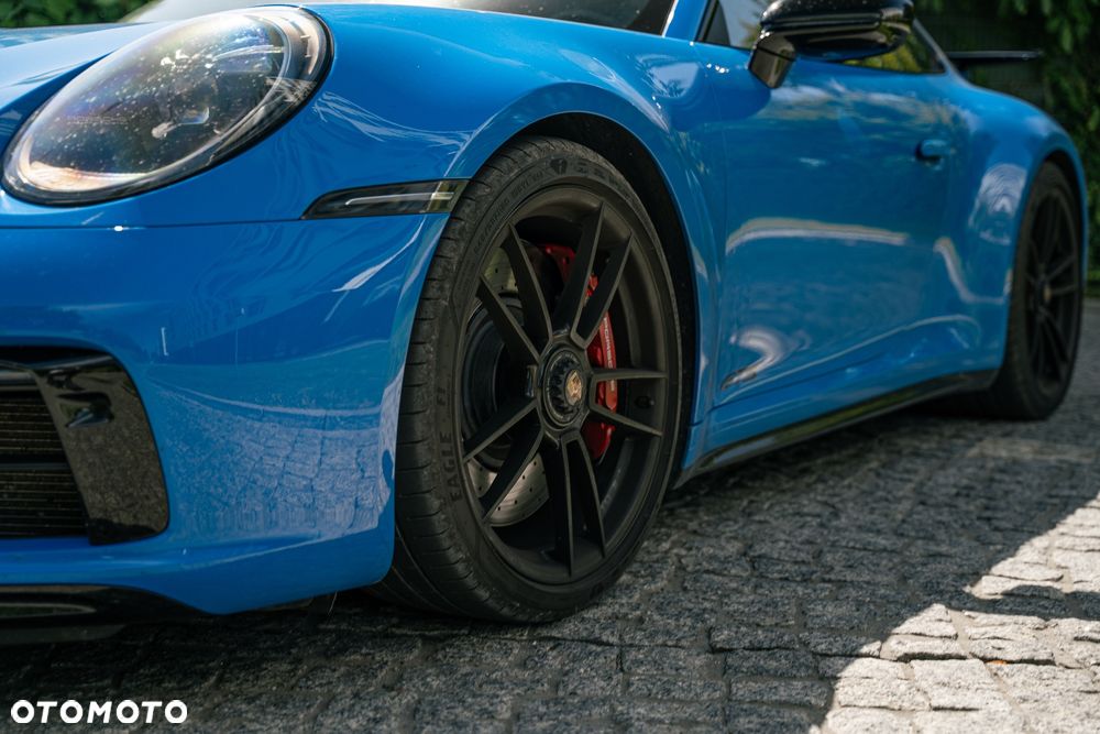 Porsche 911 Carrera 4 GTS - 8