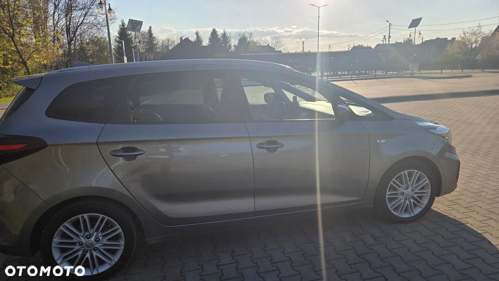 Kia Carens - 11