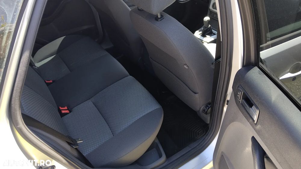 Ford Focus 1.6i Trend - 12