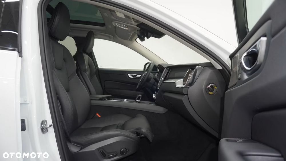 Volvo XC 60 B4 B Plus Dark - 16