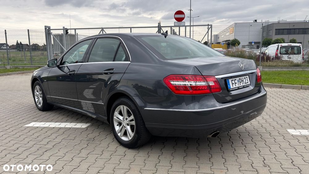 Mercedes-Benz E-Class 2009 photo 2