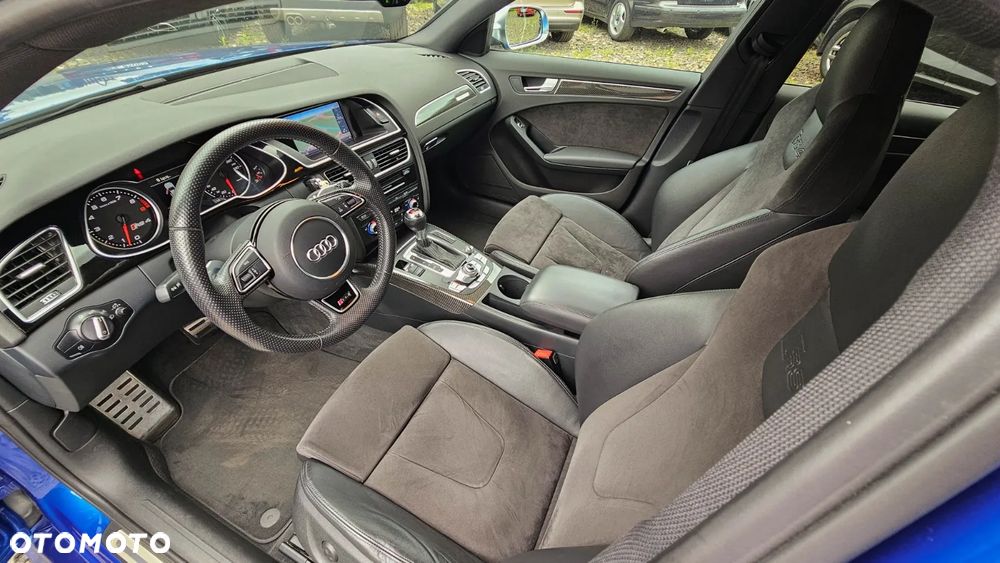 Audi RS4 Avant - 17