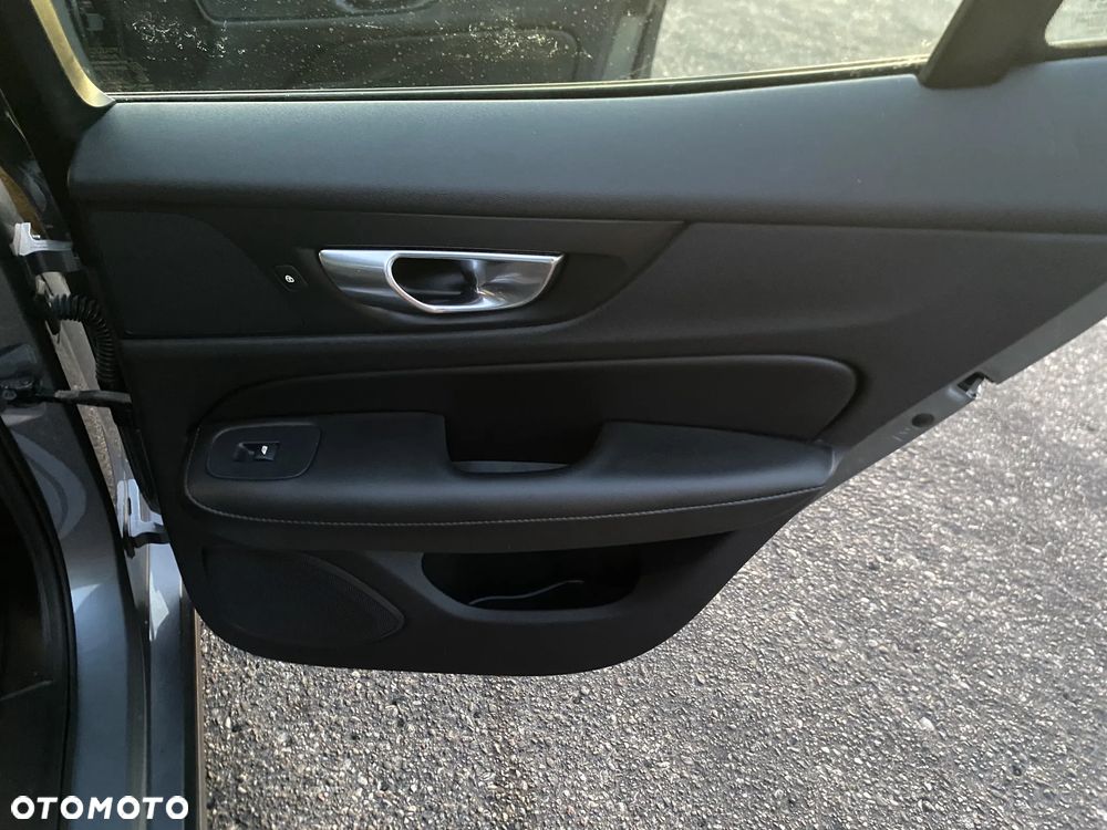 Volvo S60 T5 Momentum Pro - 29