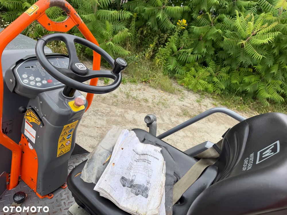 Hamm HD 8VV  Walec Terenowo Drogowy do Asfaltu z OBCINAKIEM BOCZNYM Hydraulicznym! 2 tony. Import Norwegia 2017 rok. 624 mtg. Silnik KUBOTA 3 cylindry. Maszyna nie różni się od Nowej z salonu! Serwisy w Dekra AKTUALNE 2026rok. Zero zniszczeń IGŁA !! Gotowy do długiej pracy. Po dużych serwisach eksploatacyjnych w Norwegii. Walec pochodzi z urzędu Komunalnego w Norwegii od pierwszego właściciela. Jego historia od nowości to lekkie inwestycje miejskie! Jedyna taka okazja! Bardzo mały walec a moc Potężna! Ani deka luzów i wycieków. OKAZJA. Zraszacze na dwa bębny. Ubijanie na dwa lub jeden bęben. Siła ubijania regulowana! - 10