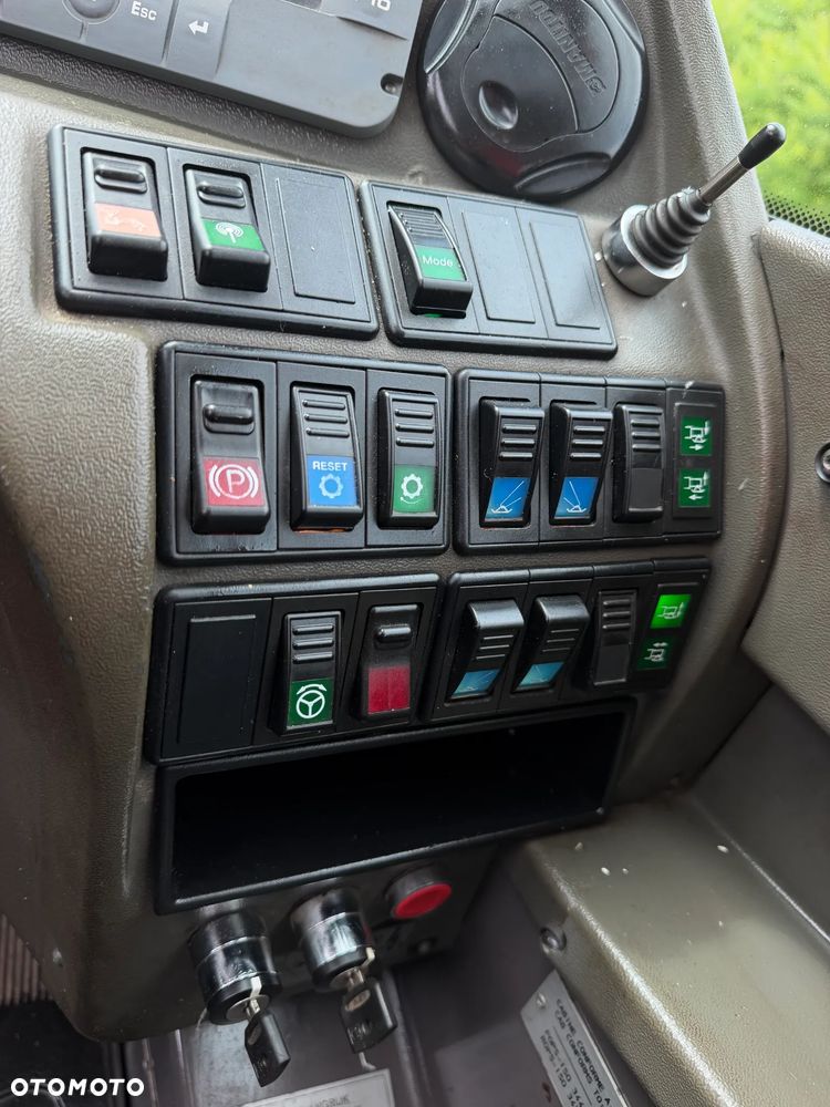 Manitou MRT2150+PRIVILEGE Ładowarka teleskopowa 4x4 ROTO 21metrów. 5 ton udźwig. Bez AdBLUE bez DPF. Maszyna jak Nowa z Norwegii 5300 mtg. 2015 rok. Obrót pełny. Zero luzów wycieków. Zadbana maszyna z Fermy Norweskiej. Silnik 160 Km. AUTEC zdalne sterowanie. Ani deka luzów czy wycieków. Opony jak Nowe. Pełny Oryginał. Niski przebieg. Stabilizatory. Zamki na tłokach. OKAZJA. Jest to model przystosowany do pracy z koszem. - 13