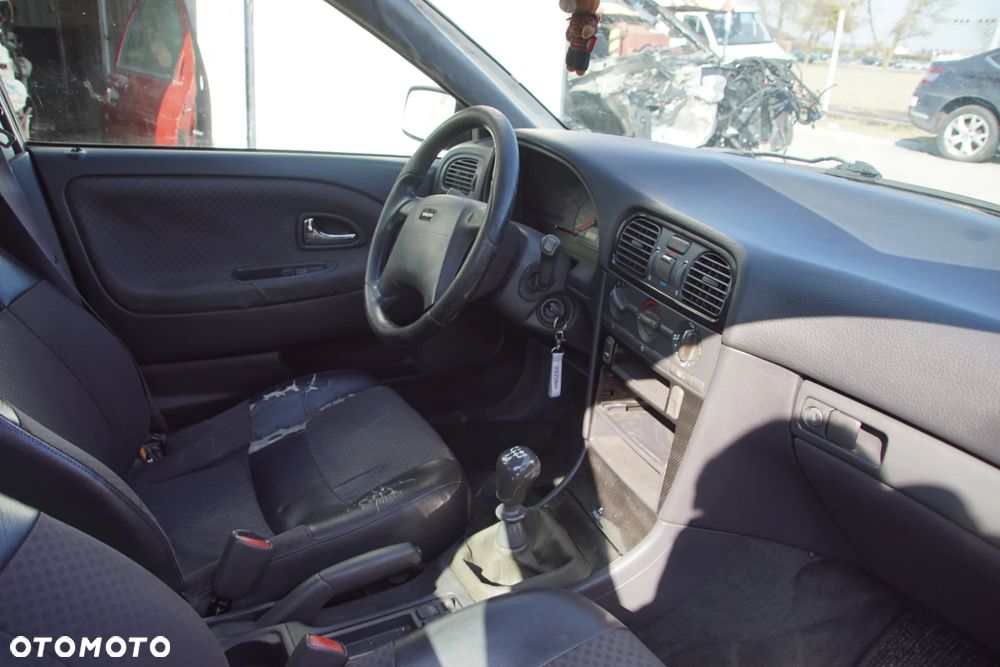 Auto na części - Volvo V40 I Lift 1.9 Di 95 KM D4192T2 M5D 332 2000R Silnik Skrzynia Drzwi Maska Klapa Zderzak Błotnik Lampa Klamka Szyba Lusterko Deska Kokpit Sterownik Moduł Czujnik Licznik Panel Kierownica - 14