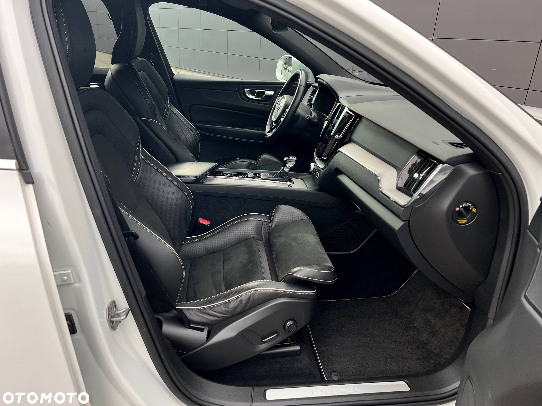 Volvo XC 60 D4 AWD R-Design - 37