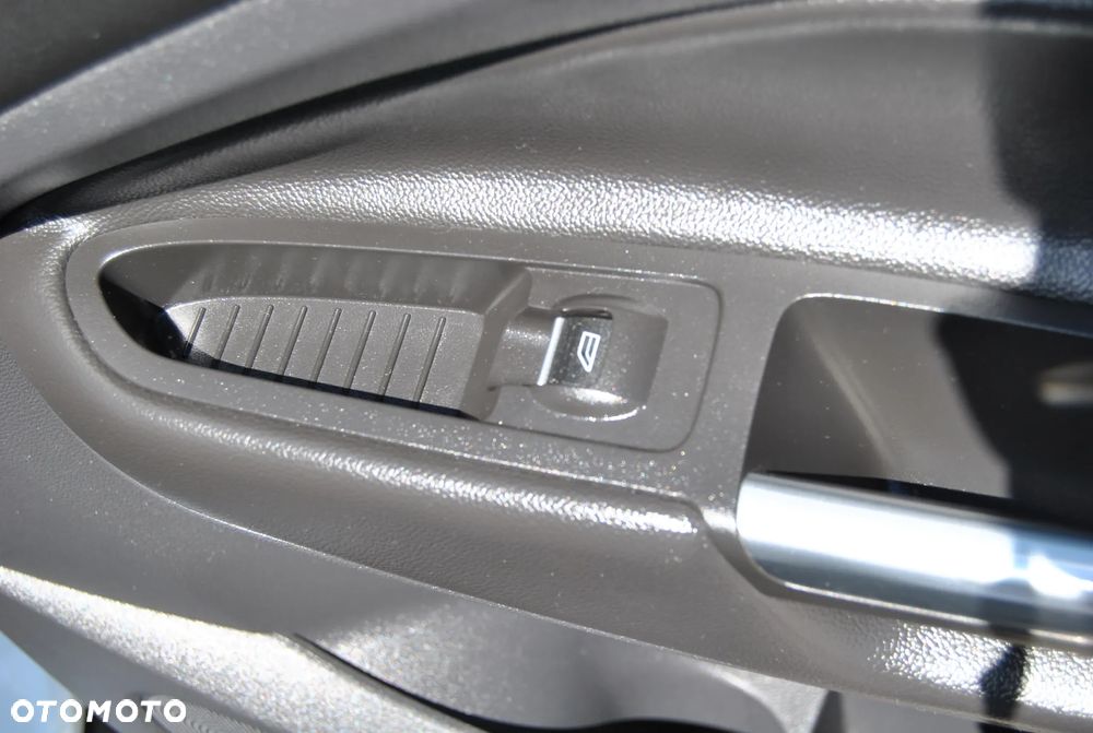 Ford Kuga 2.0 TDCi 2x4 Titanium - 34