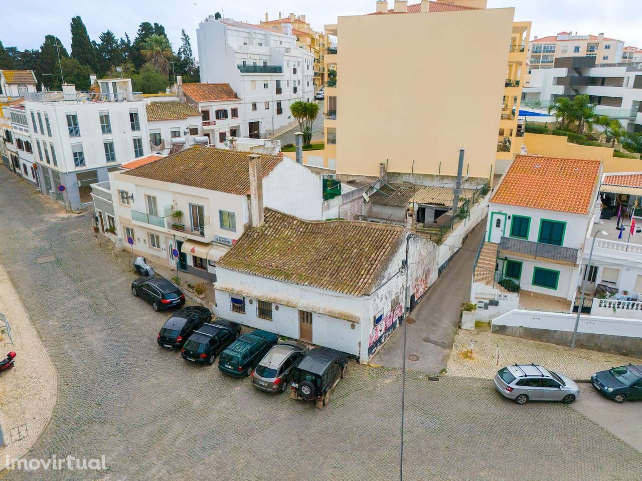 MORADIA COM QUINTAL NO CENTRO DE LAGOS COM POSSIBILIDADE DE CONSTRUÇÃO - Grande imagem: 2/6