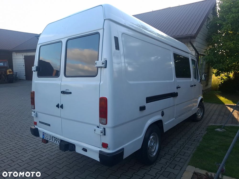 Mercedes-Benz 210.  2,9D - 6