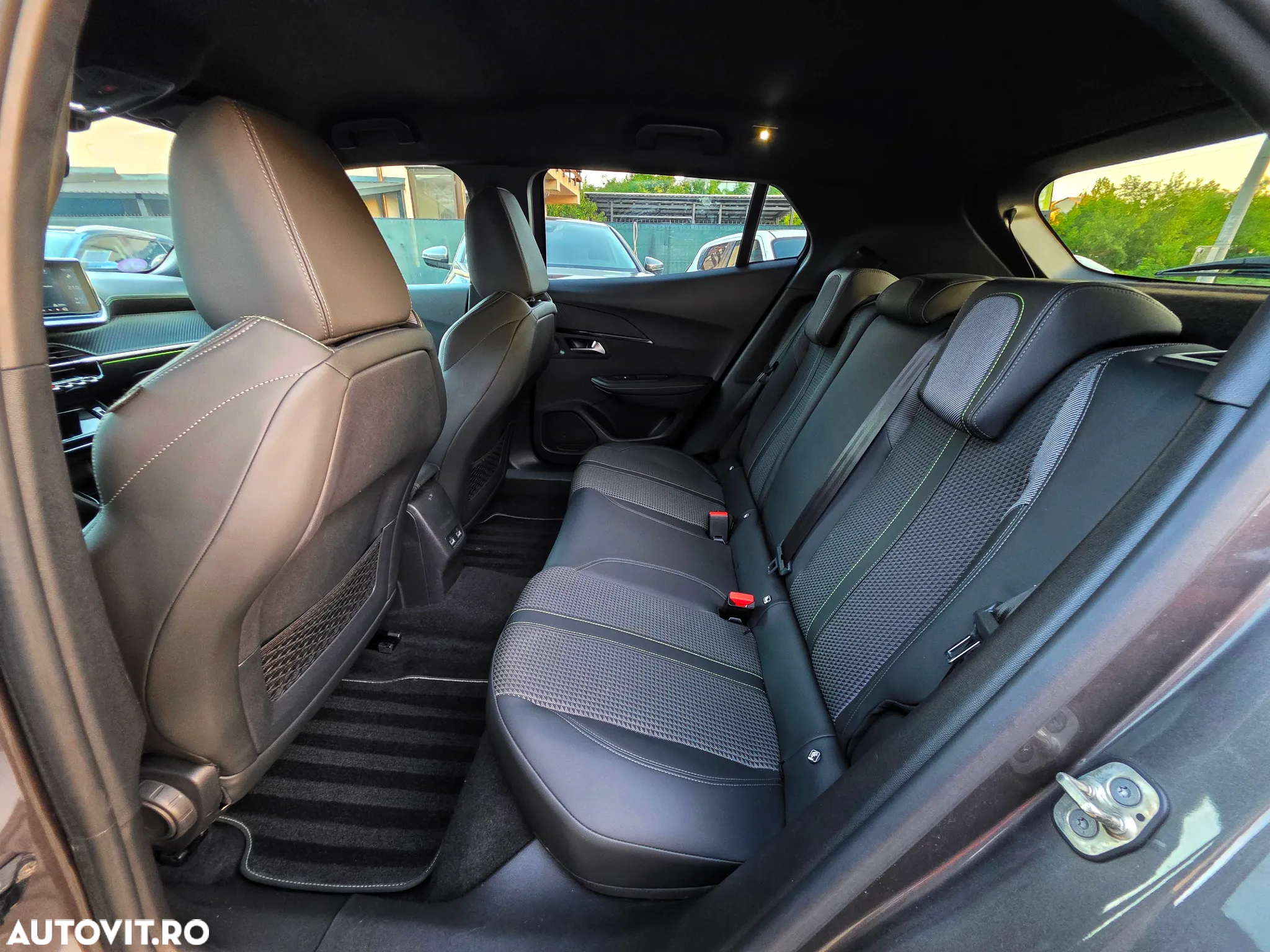 Peugeot 2008 PureTech 130 EAT8 GT - 17