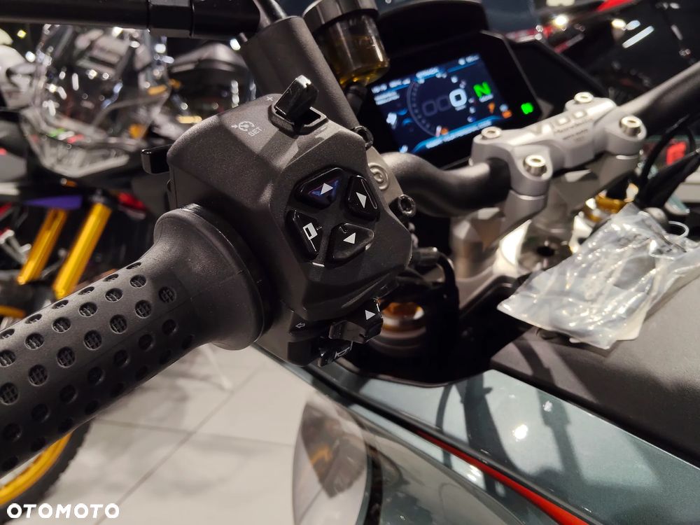 Moto Guzzi V100 Mandello - 11